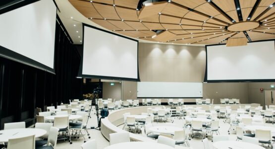 Salle de conférence immaculée, richement décorée et équipée.