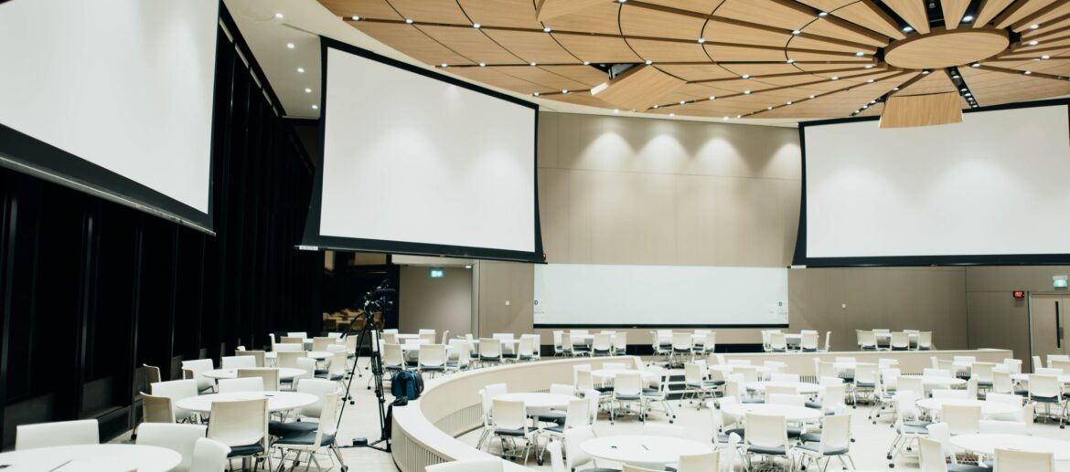 Conception scénique 3 une salle de conférence impeccable